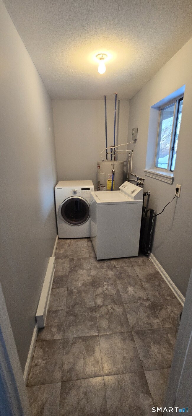 Building Photo - 925 Oronoke Rd