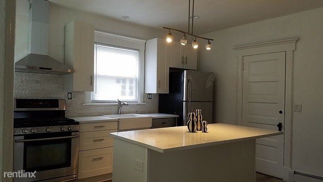 Building Photo - 4 br, 2 bath House - 131 New Market Road