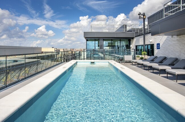 Building Photo - 555