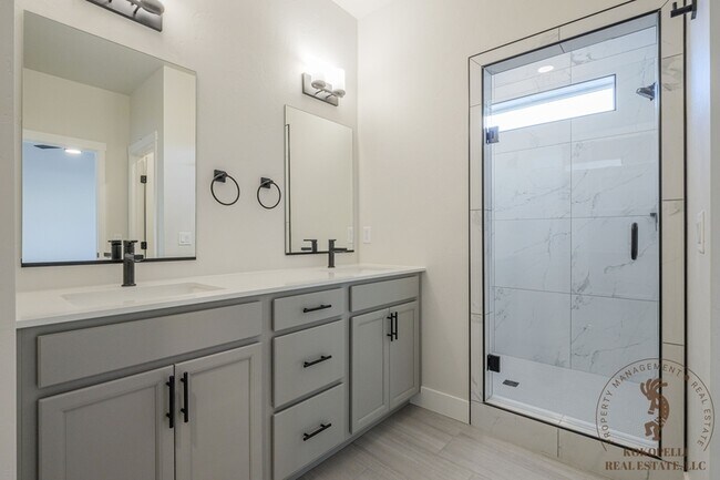 Foto del edificio - 2466 Revere Rd