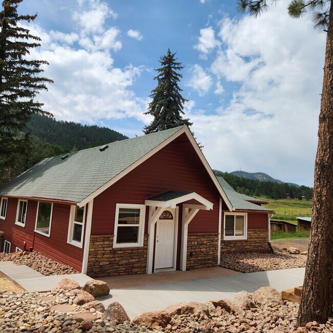 Foto del edificio - 4 BEDROOM, 3 BATH ON A FABULOUS RANCH IN W...