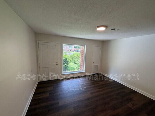 Foto del edificio - 3341 Pinewood Ave