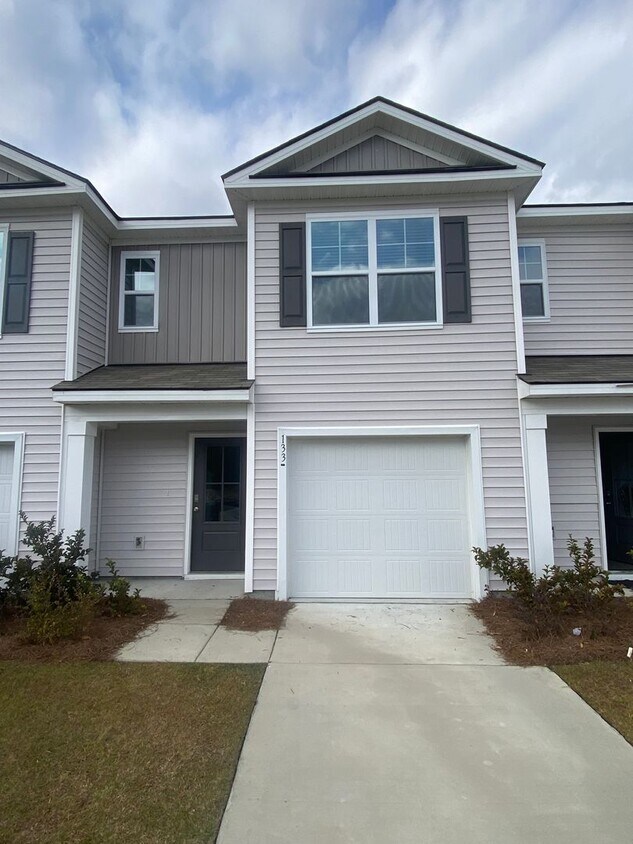 Foto principal - 3 bed 2.5 bath!