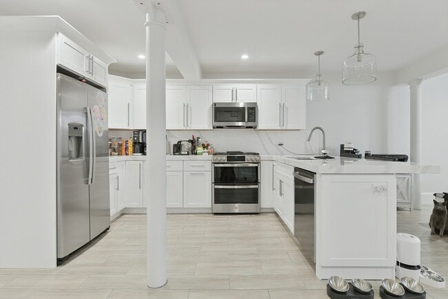 Building Photo - 467 E 8th St