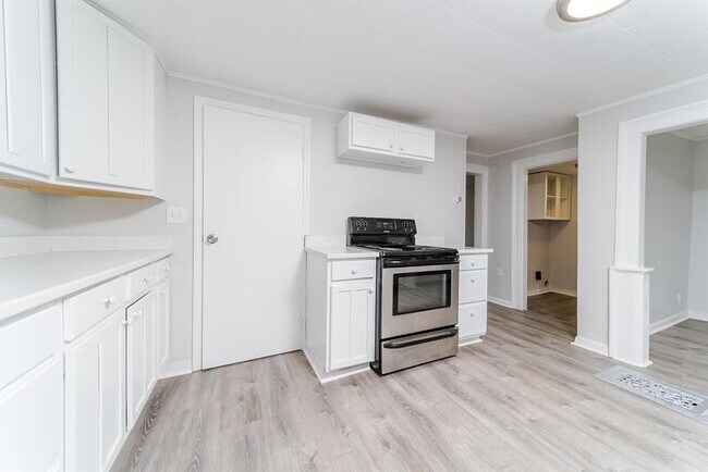 Building Photo - 824 2nd St