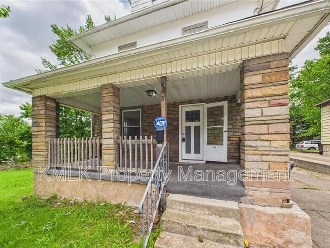 Building Photo - 448 E Voris St