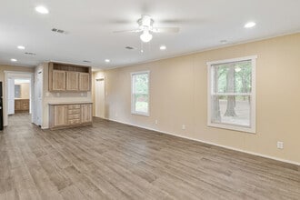 Building Photo - 132 Skylark Dr