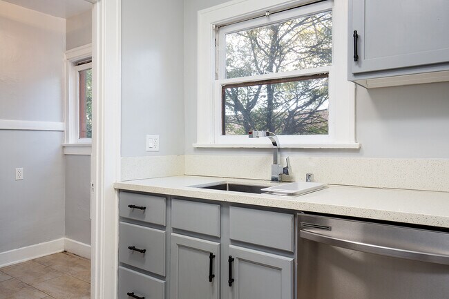 Building Photo - 2552 El Molino Ave