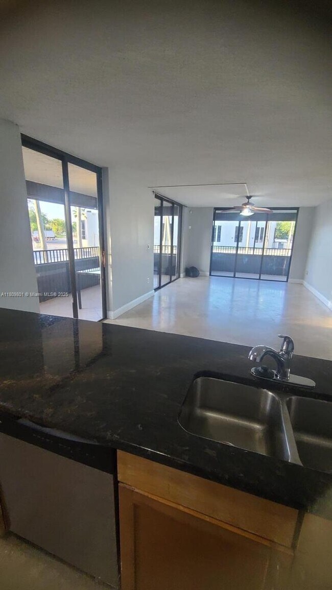 Foto del edificio - 16220 NW 2nd Ave