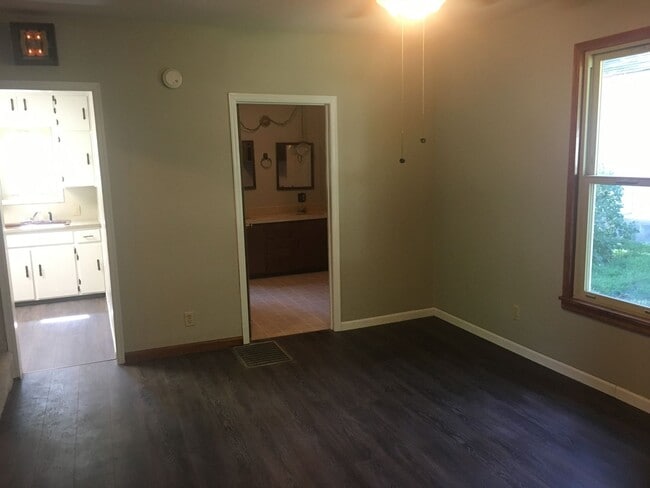 Building Photo - $1100 - 3 bed 1 bath - Single Family Home