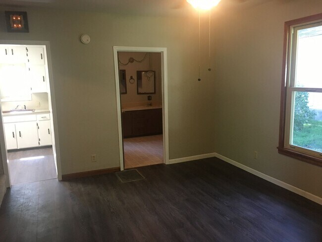 Foto del edificio - $1100 - 3 bed 1 bath - Single Family Home