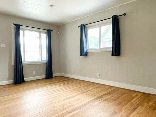 Photo - Darling Updated Cottage Near Liberty Park! House