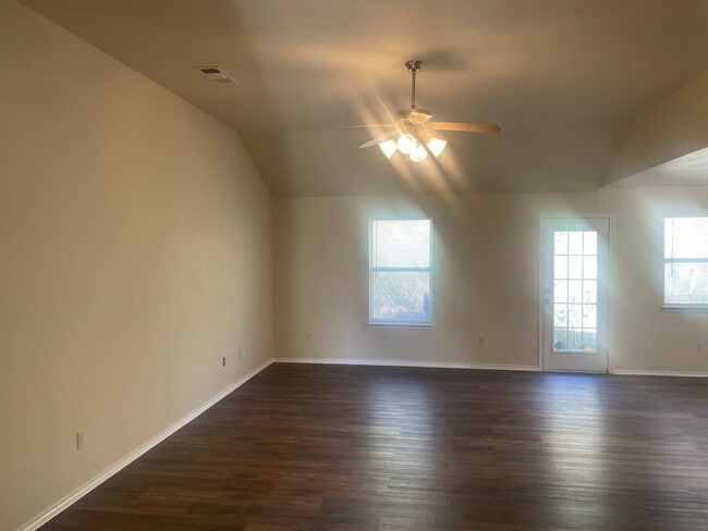 Building Photo - 3 BEDROOM, BELTON ISD