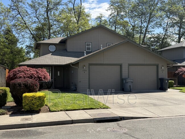Building Photo - 1343 Golden Park Dr