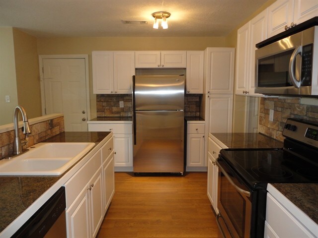 Building Photo - 916 Western Hills Dr SE
