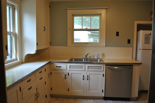 Building Photo - 622 2nd Ave