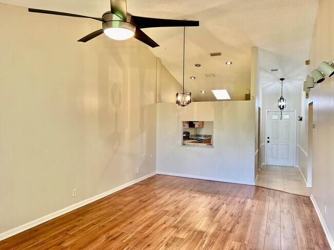 Building Photo - 2565 SW 22nd Ave