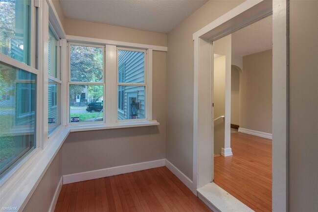 Building Photo - 3 br, 1.5 bath House - 988 Reaney Avenue