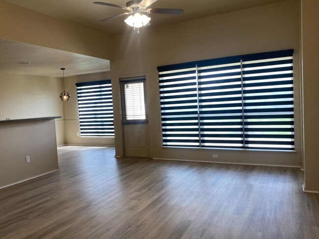 Foto del edificio - 3 Bedroom Conveniently Located