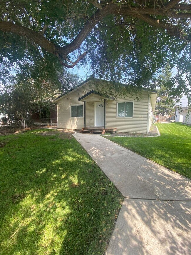 Foto del edificio - 3423-3425 E. Montgomery Ave