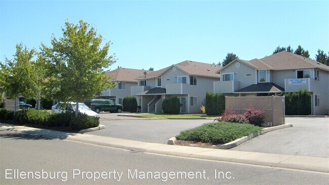 Building Photo - 2 br, 1 bath Apartment - 804 E Juniper Ave.