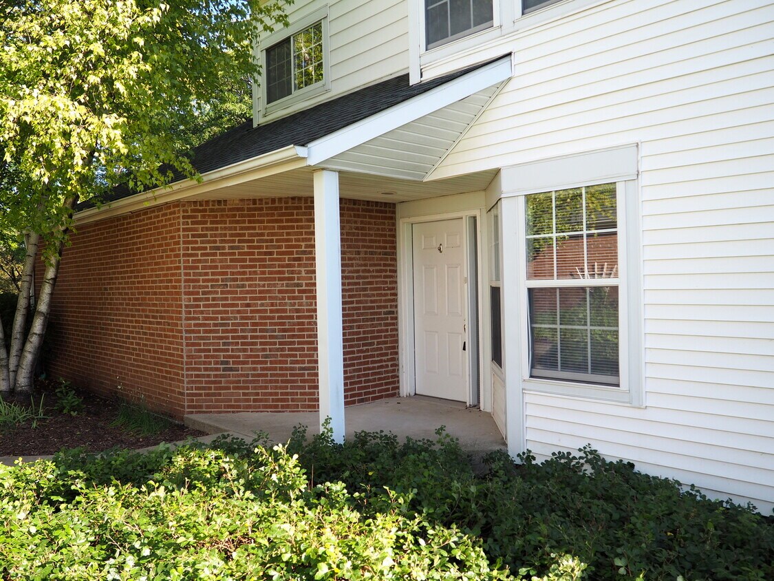 Primary Photo - 106 Woodbury Ln