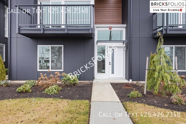 Building Photo - Experience Luxury Living in Renton, WA!