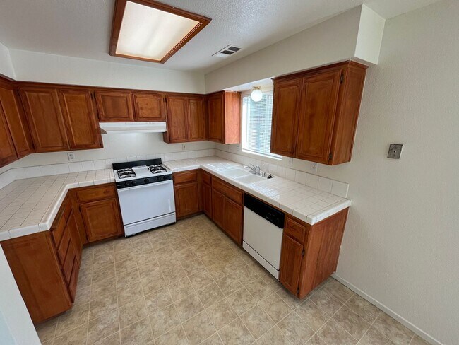 Building Photo - Lovely Porterville Home Available Now!
