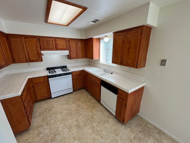 Foto del edificio - Lovely Porterville Home Available Now!