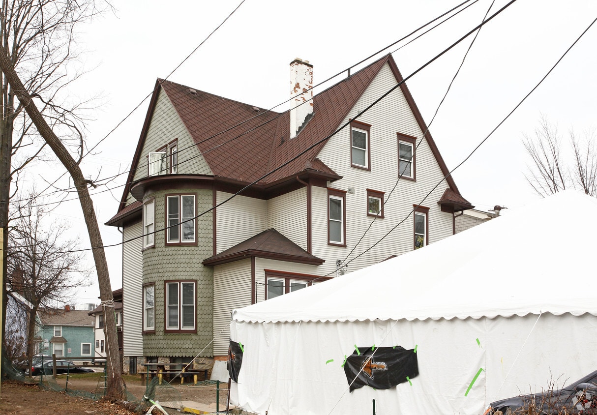 Building Photo - 821 E University Ave