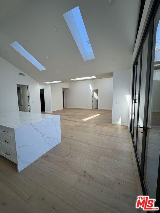 Foto del edificio - 8320 Loyola Blvd