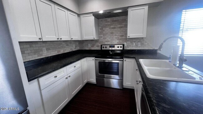 Foto del edificio - 3337 S Parkside Dr