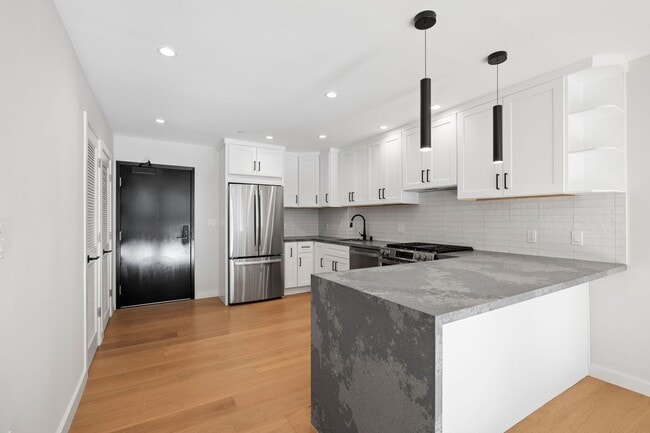Building Photo - 693 Sutter St