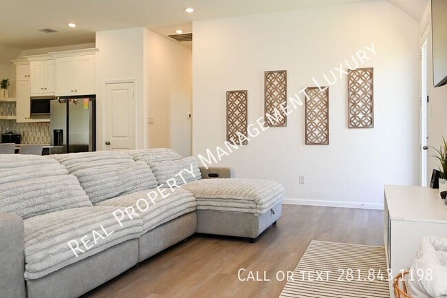 Building Photo - 3057 Pensacola Dr