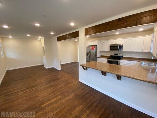 Foto del edificio - Fully Updated House - Move-In Ready