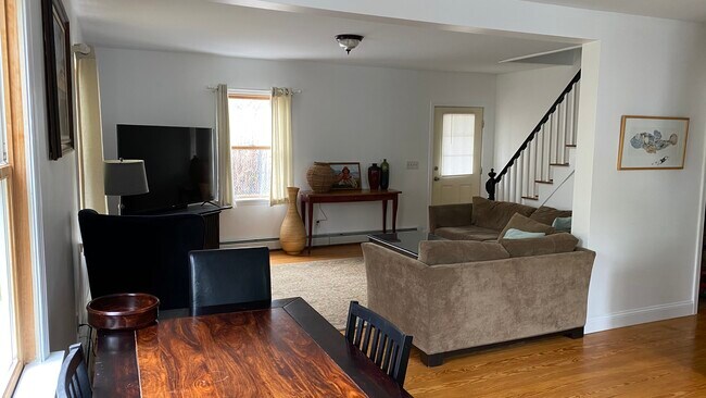 Open plan living room - 9 Plum Ln