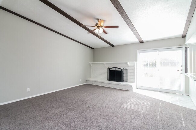 Building Photo - 902 Live Oak Dr