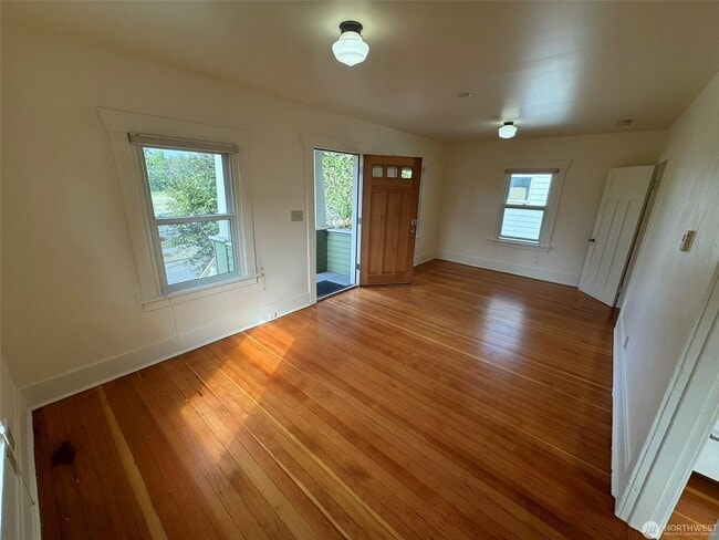Building Photo - 3Bd/1.75Ba Seattle House