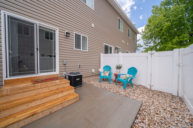 Foto del edificio - Saturn Townhomes