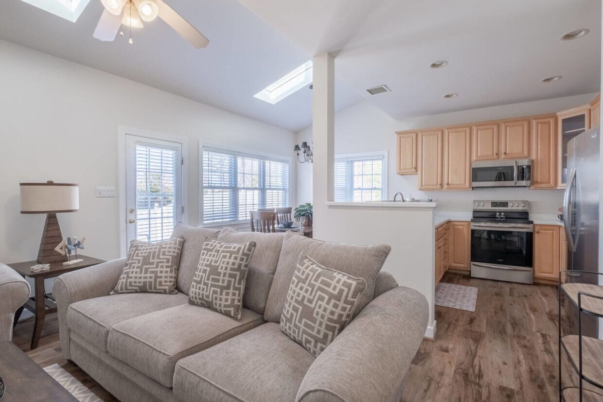 Foto principal - Three Bedroom Townhouse with First Floor P...