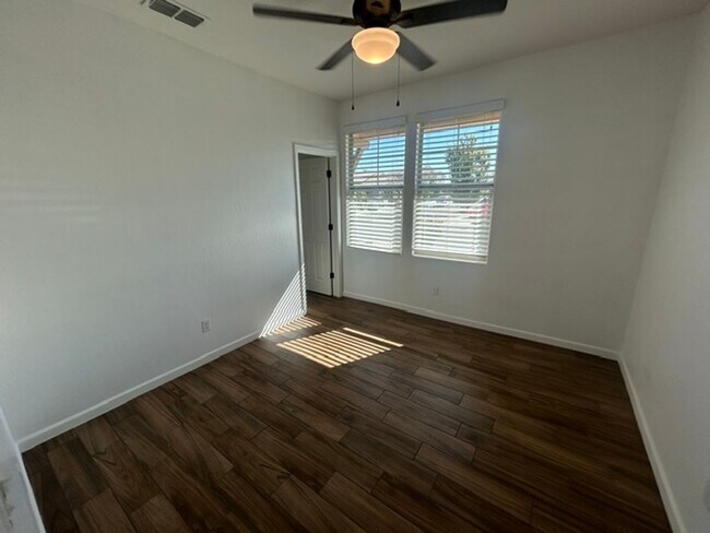 Foto del edificio - 3239 N Elm St
