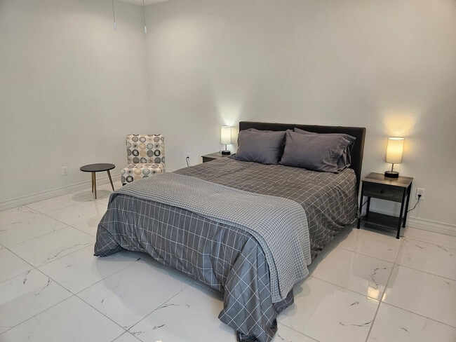 Building Photo - 702 5th St