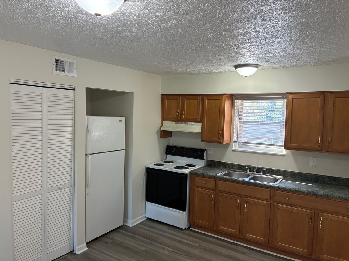 Primary Photo - Elmwood Apartments- 1 and 2 Bedrooms w/ WD...