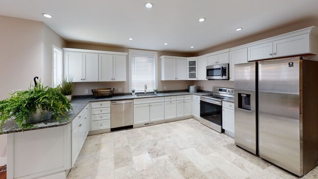 Building Photo - Renovated 6BR/4BA Cottage in Fort Sanders ...