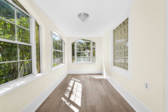 Foto del edificio - 511 NW 44th St