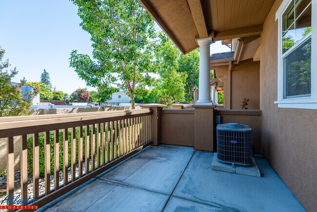 Building Photo - Stunning Townhouse | LVP Flooring | Central A/C
