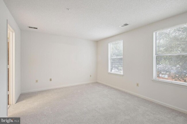 Building Photo - 10012 Vanderbilt Cir