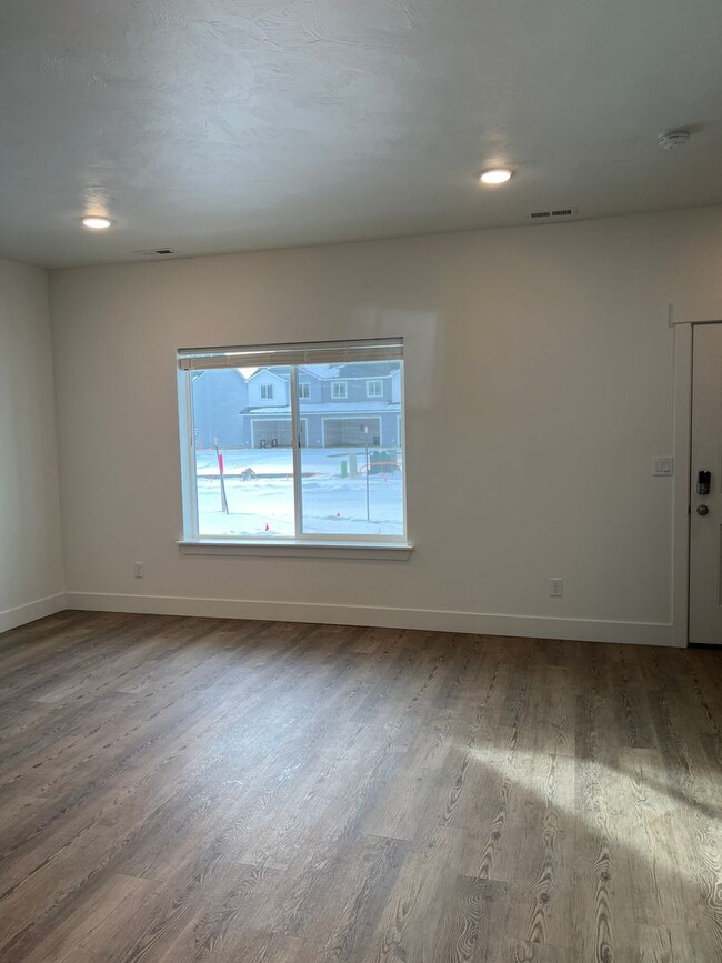 Building Photo - END UNIT - 3 BED 2.5 BATH LUXURY TOWNHOME ...