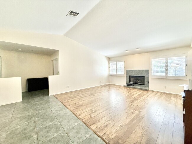 Foto del edificio - AVAILABLE NOW!! GORGEOUS 2 BEDROOM 2 BATHROOM Home in Palm Desert!