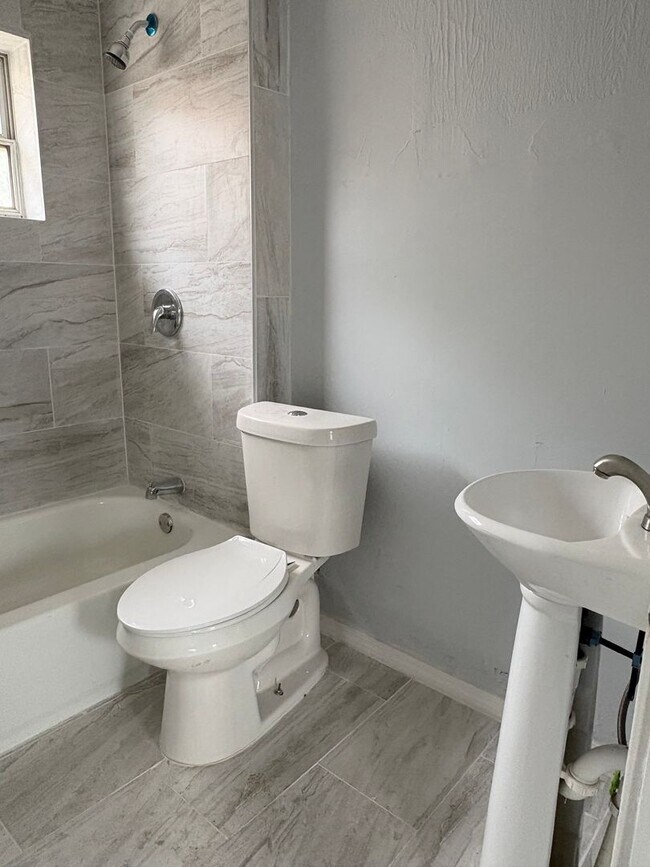 Foto del edificio - 3711 E 55th St